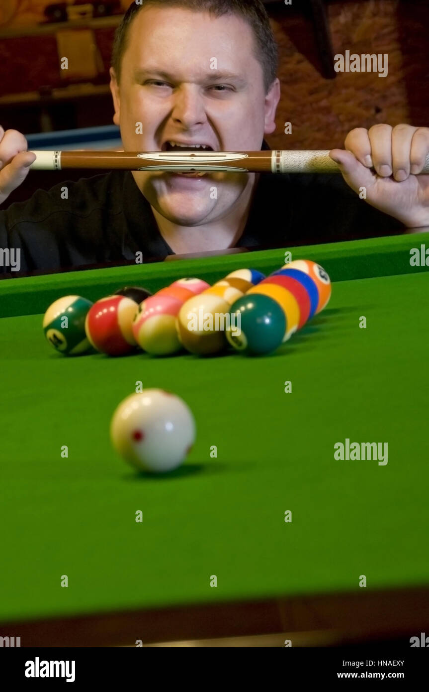 Billardspieler beisst in Billardqueue billiard player Stock Photo Alamy