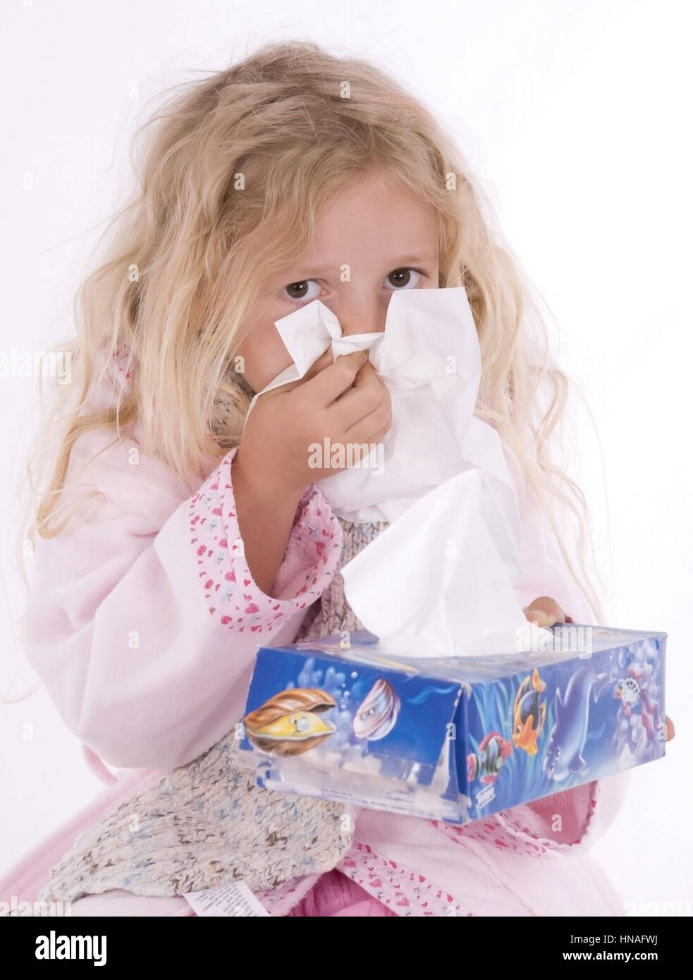 Maedchen, 6 Jahre, hat Schnupfen und schneuzt sich - girl with cold Stock Photo