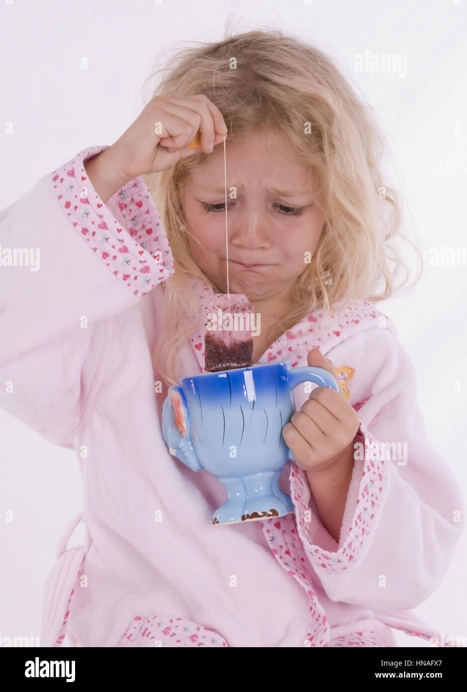 Maedchen, 6 Jahre, mit Teetasse - girl drinks tea Stock Photo