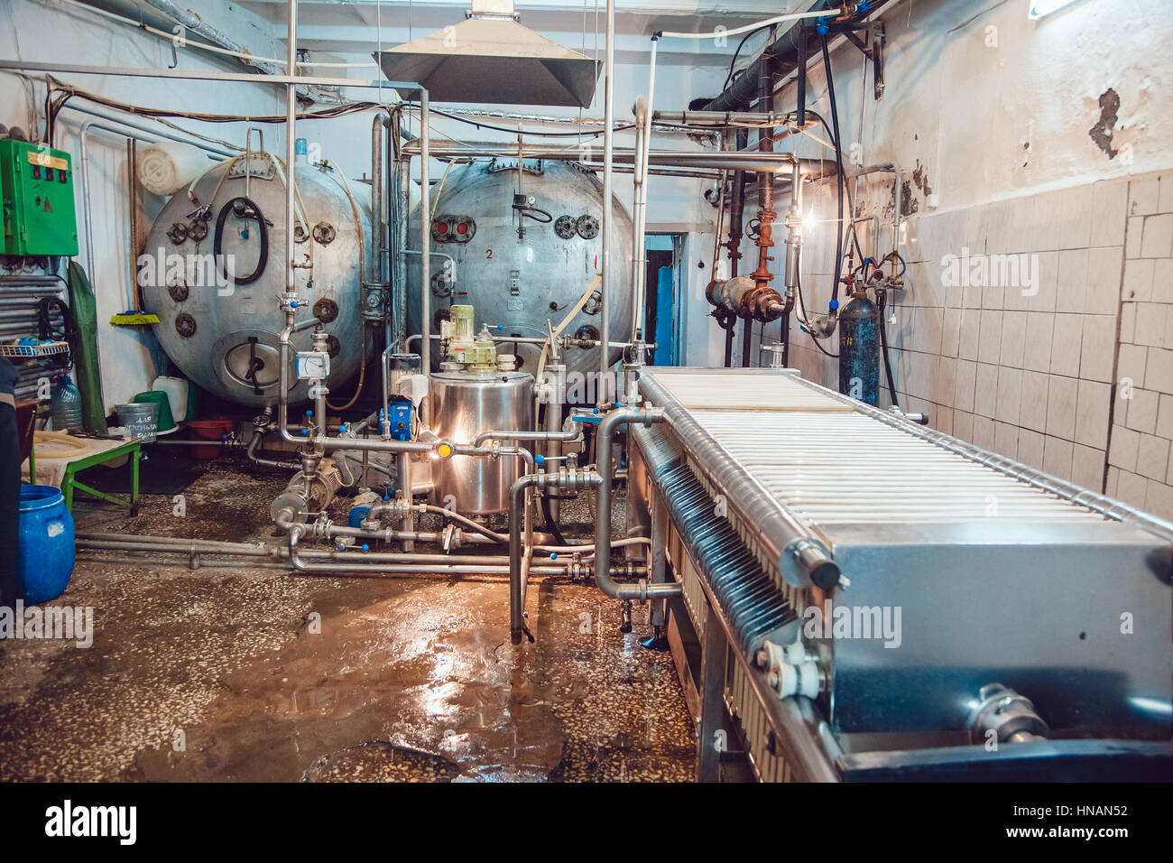 https://c8.alamy.com/comp/HNAN52/old-beer-plant-with-brewing-kettles-vessels-tubs-and-pipes-brewery-HNAN52.jpg
