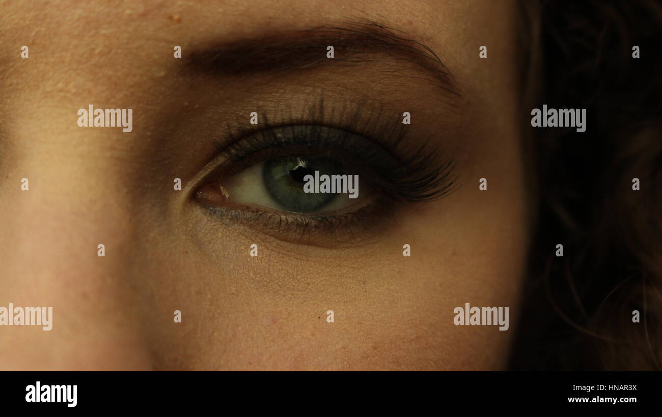 Green eye close up hi-res stock photography and images - Alamy