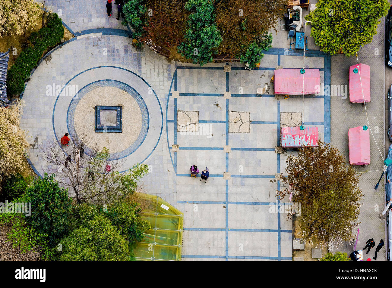 chinese people sitting in a public space in Nanjing Stock Photo