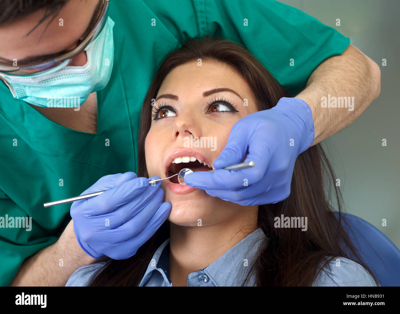 Хендибластер в стоматологии. Стоматологическая операция. Девушки удаляют зубы. Девушки стоматологи хирурги. Девушки удаляют зубы.