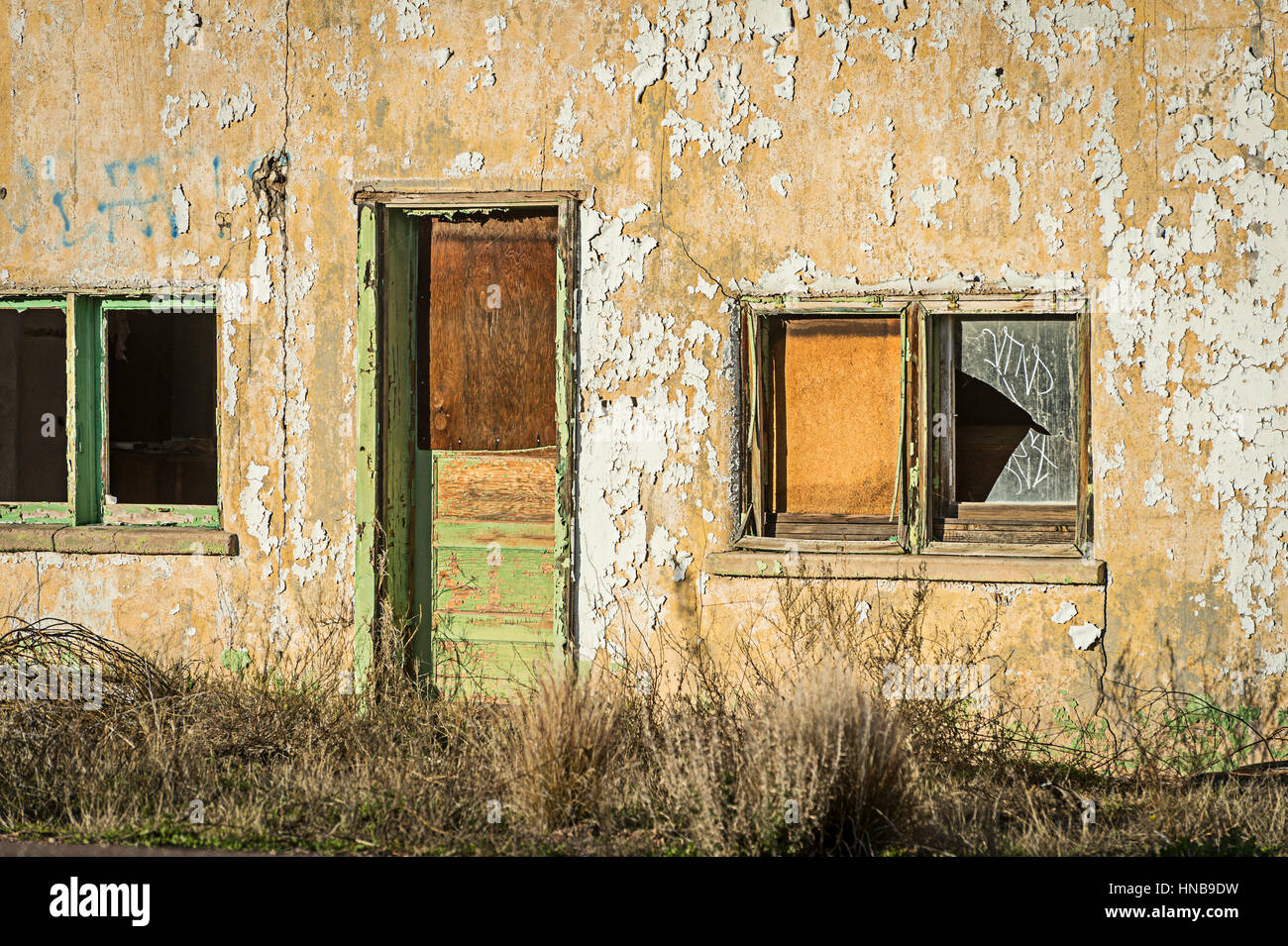 Abandoned Building With Peeling Paint, Arizona USA Stock Photo