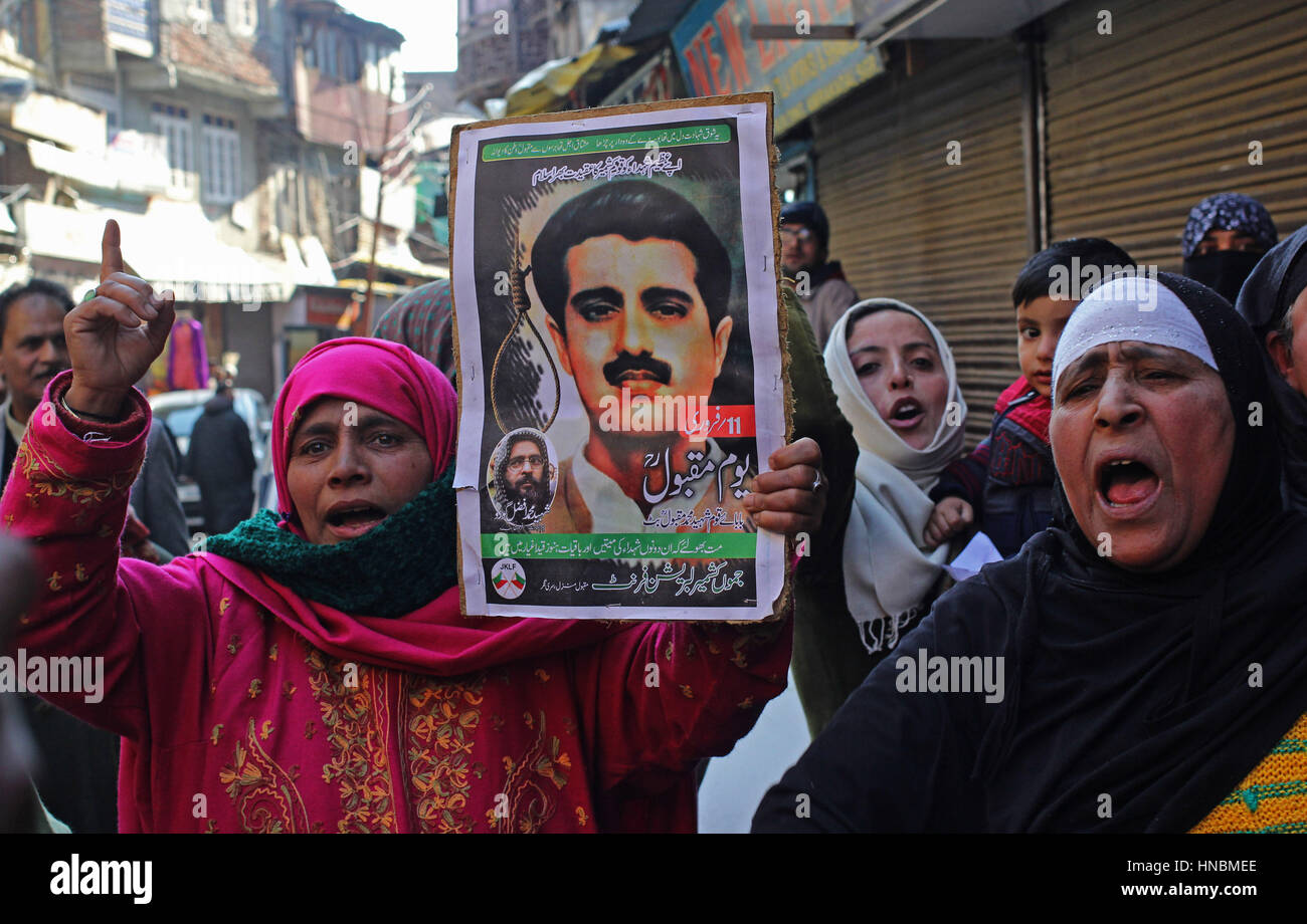 srinagar-india-10th-feb-2017-women-carry-placards-of-jklf-founder