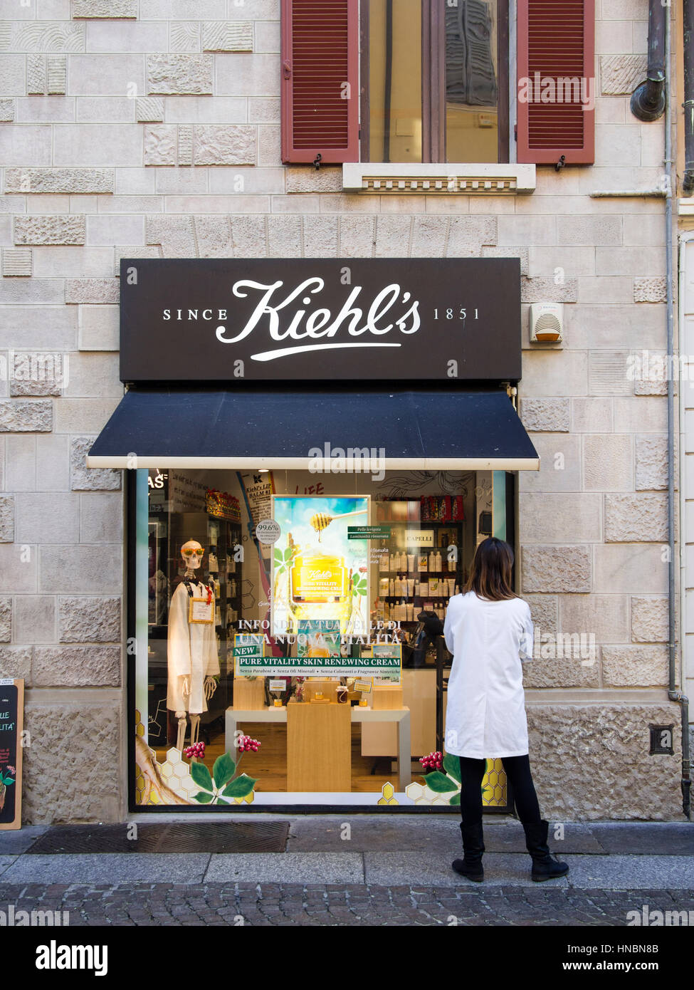 Pharmacy window display hires stock photography and images Alamy