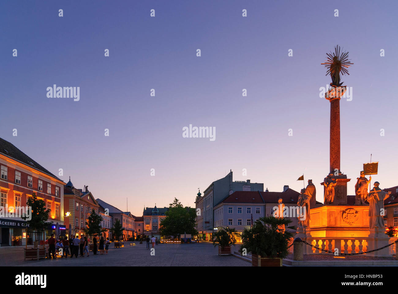 Wiener Neustadt, Hauptplatz mit Mariensäule, Wiener Alpen, Alps
