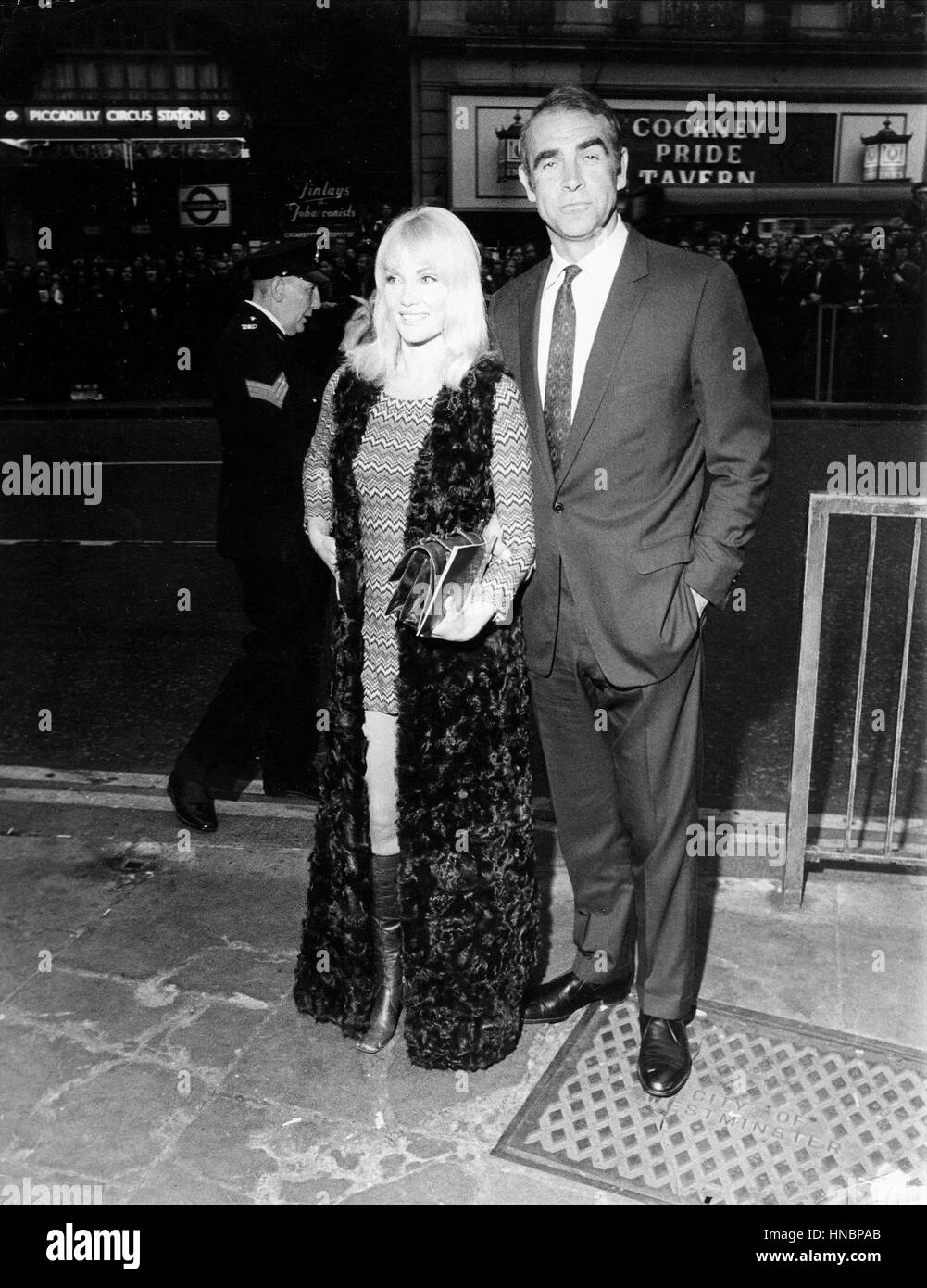 DIANE CILENTO & SEAN CONNERY (UK USE ONLY)  10 April 1963 Stock Photo