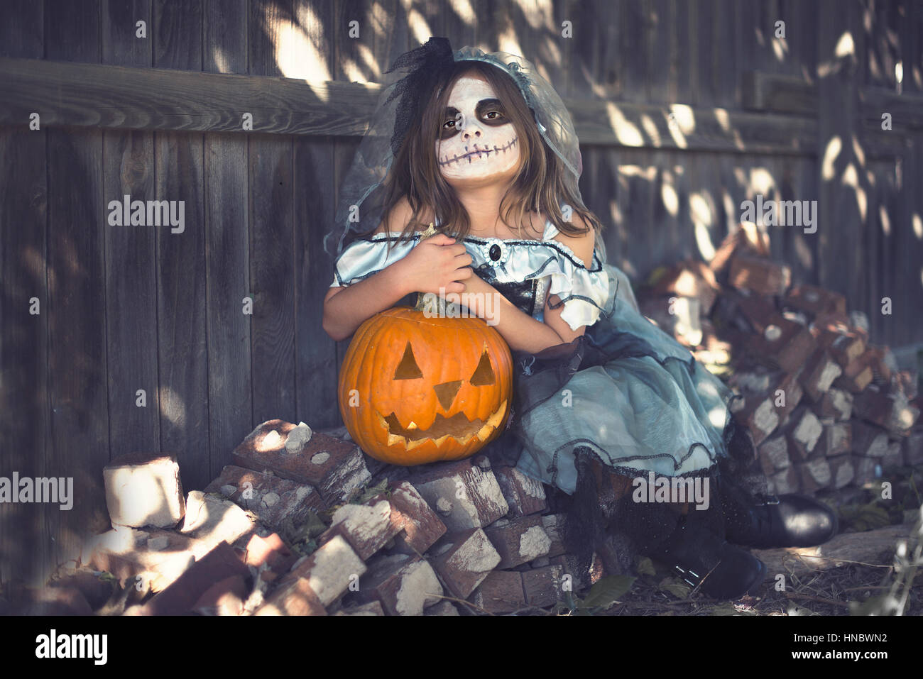 Menina em traje de morcego halloween desenho Jack-O-Lanterna no papel  fotos, imagens de © CITAlliance #87603334