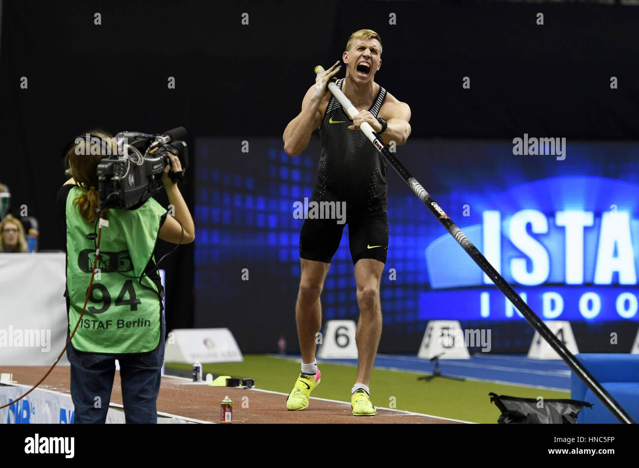 Berlin, Germany. 10th February 2017. ISTAF Indoor 2017, Mercedes-Benz Arena in Berlin, Germany. 10th February, 2017. Pole Vault Men winner Piotr Lisek (Poland) jumping over a height of 5.86 meters Credit: Paul Velasco/Alamy Live News Stock Photo