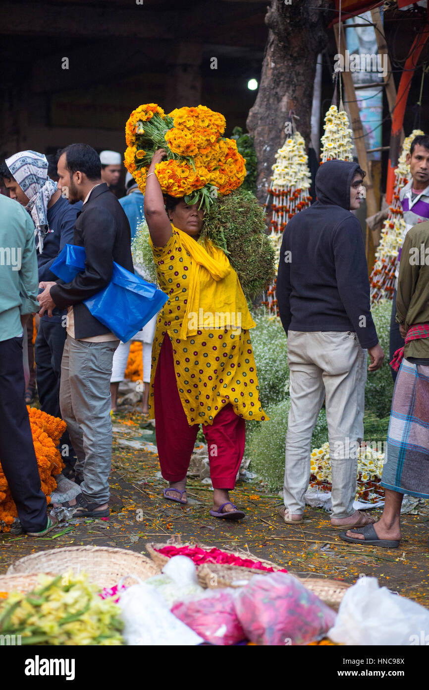 Dhaka, Bangladesh. 11th February 2017.People are busy with trade of flower in Shahbag flower market in Dhaka, Bangladesh on February 11, 2017. Thousand of people come this market at early morning to buy flowers as vendors bring their bloom from the southern region of the country.  Shahbag is famous for the flower market. It is the largest flower market of Bangladesh. Here flower are sell in whole-sell and retail price.These flowers are come from different districs in Bangladesh. Credit: zakir hossain chowdhury zakir/Alamy Live News Stock Photo