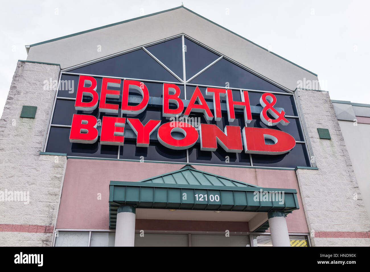Fairfax, USA January 27, 2017 Bed Bath and Beyond store facade in red Stock Photo Alamy
