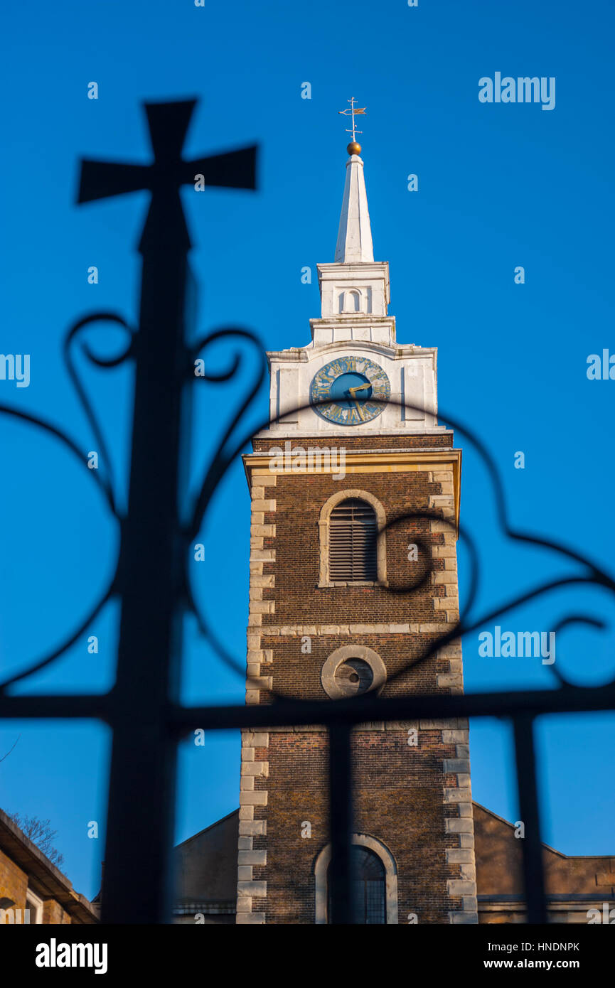 Saint Georges church Gravesend with cross on manse gate in foreground Stock Photo