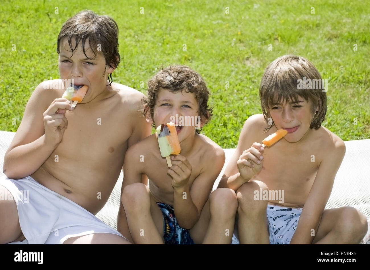Model release, Drei Buben essen Stieleis - boys eating ice lolly Stock Photo