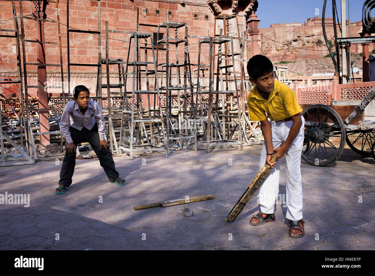 Children playing cricket, Jodhpur, Rajasthan, India Stock Photo