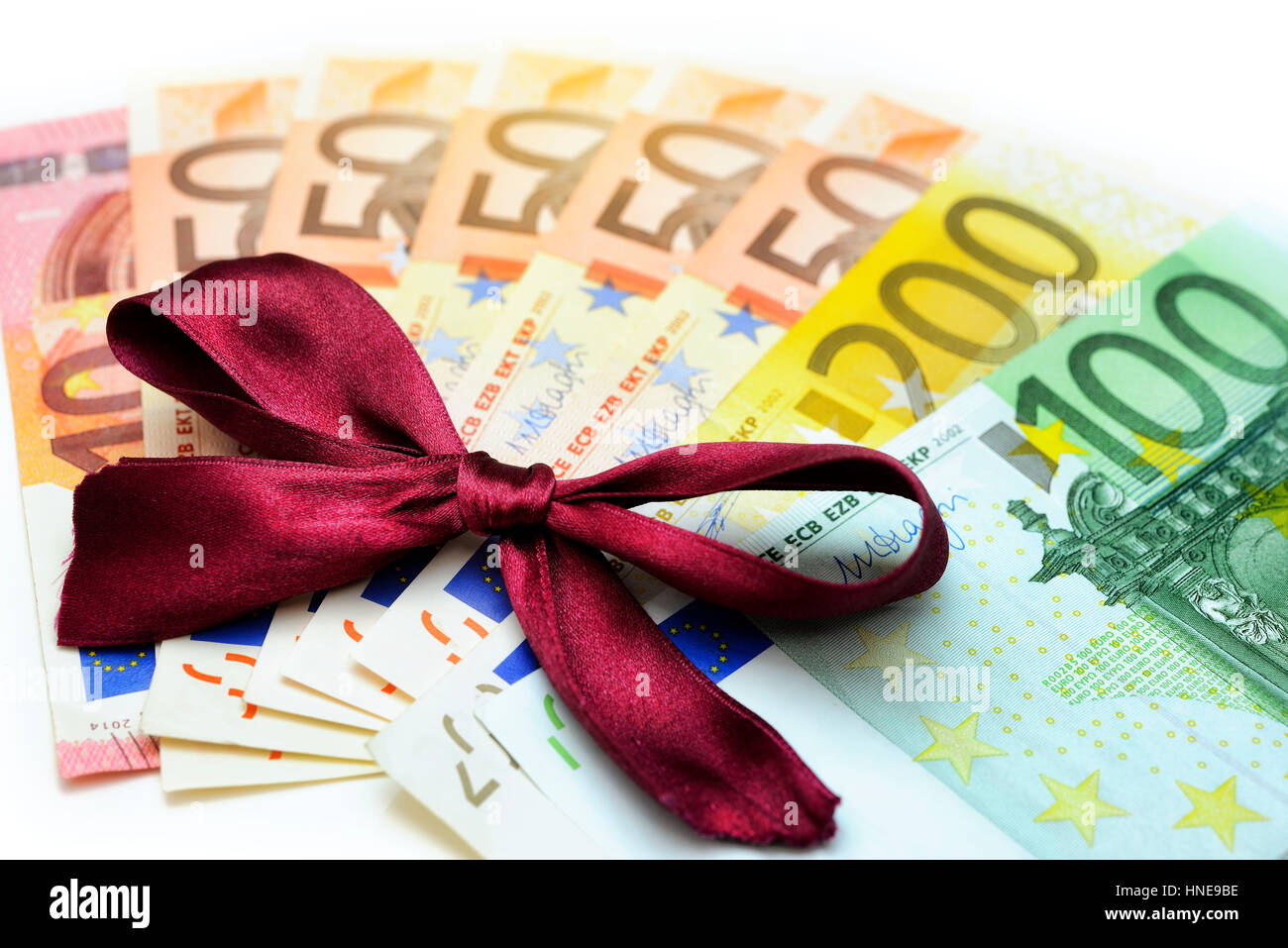 560 euros of basic income and gift loop, 560 Euro Grundeinkommen und Geschenkschleife Stock Photo