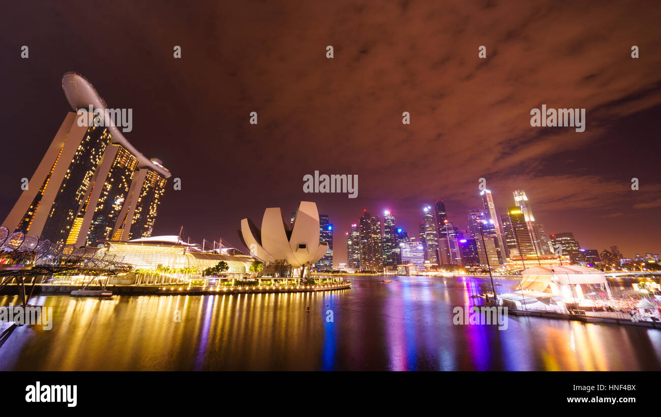Singapore skyline at night hi-res stock photography and images - Alamy