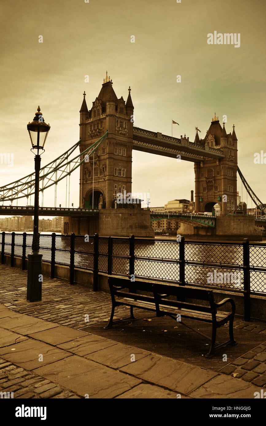 Bridge over thames hi-res stock photography and images - Alamy