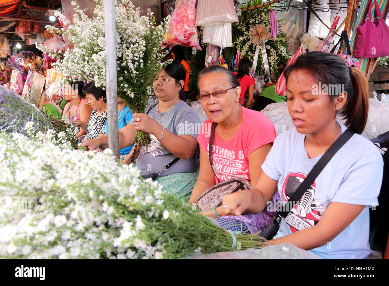 Philippines. 13th Feb, 2017. A flower vendors arranges the flower in