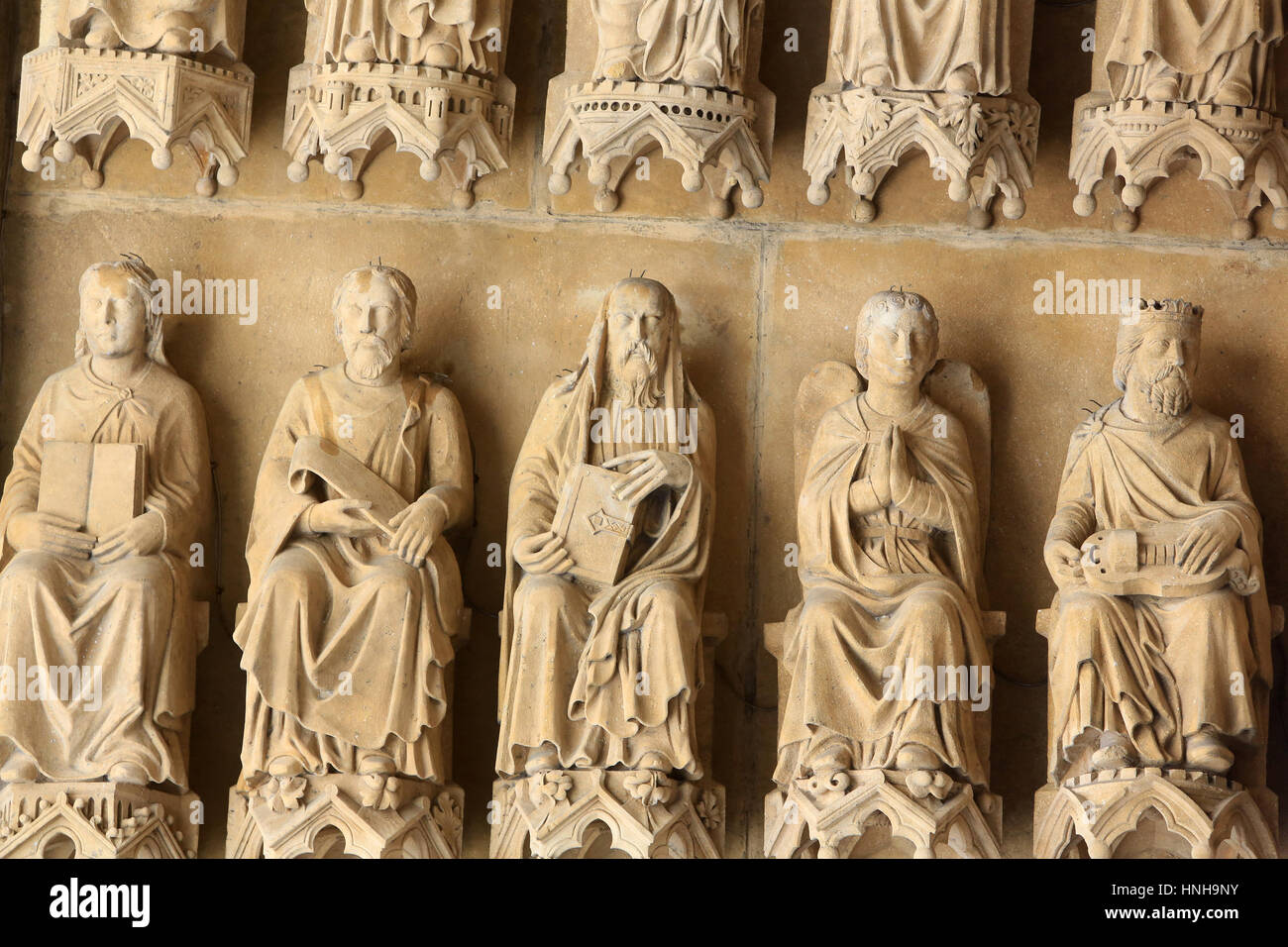 Qui Sont Les 24 Vieillards De Lapocalypse Les vieillards de l'Apocalypse. Portail de la Vierge. 13ème siècle