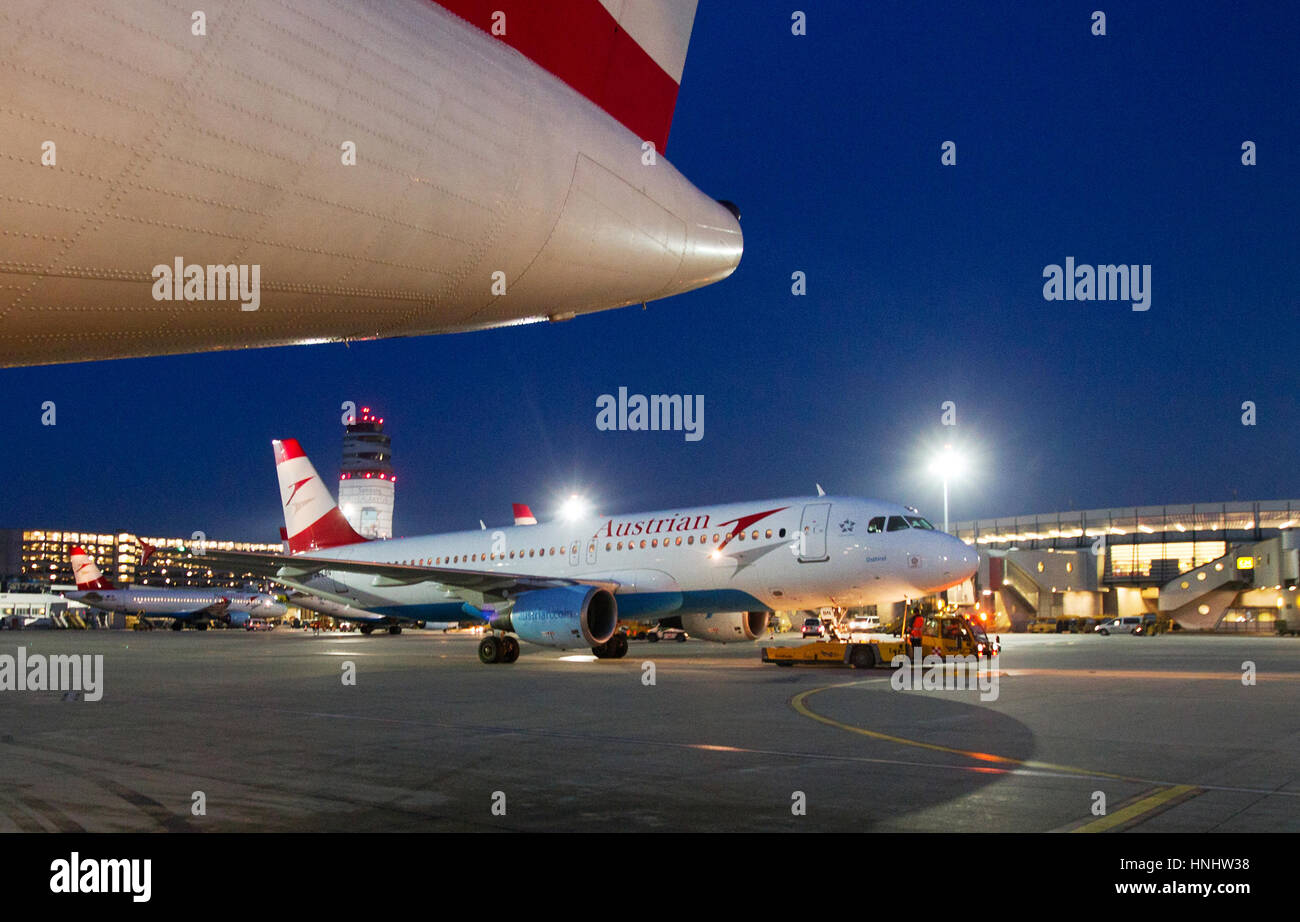 ARCHIV - Passagiermaschinen der Fluggesellschaft "Austrian" stehen auf dem Flughafen Wien in Österreich bereit, aufgenommen am 31.01.2012. (Zu dpa " "Wegweisendes Urteil": Stopp für Airport-Ausbau wegen Klimaschutzes" vom 14.02.2017)) Foto: Jens Wolf/dpa Stock Photo