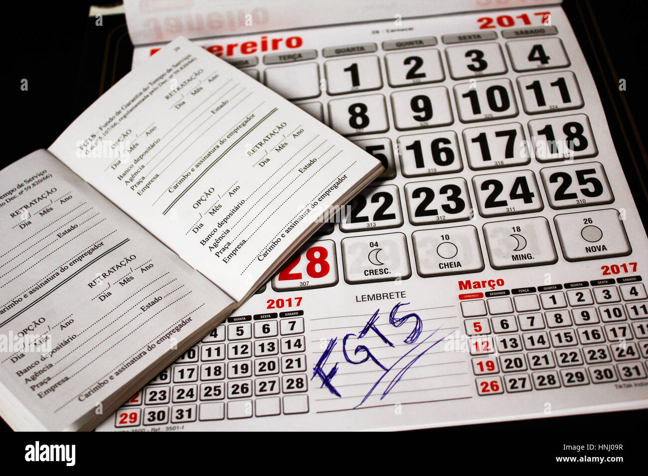 SÃO PAULO, SP - 14.02.2017: GOVERNO DIVULGA CALENDÁRIO PARA SAQUE FGTS - Federal government announces this Tuesday-Friday (14), the official calendar for withdrawal of FGTS (Guarantee Fund for up Service Time) inactive. TERA £ right to withdrawal money employees dismissed for cause or who requested £ demissa Ata © December 31, 2015. About account in EconÃ&#39;miederaleral, terÃ¡ money account via transferÃªncia automÃ¡tica. (Photo: Aloisio Mauricio/Fotoarena) Stock Photo