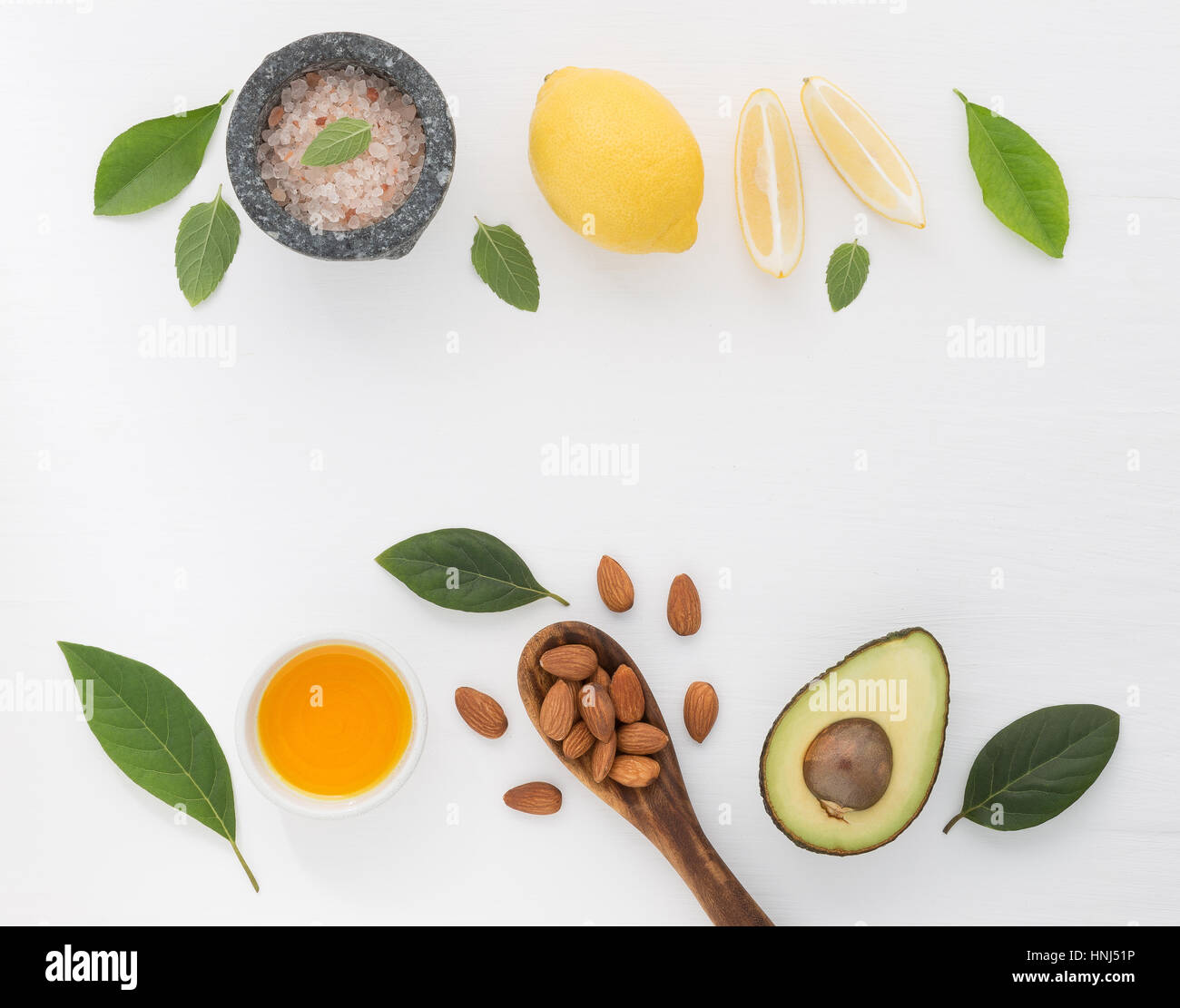 пчелы авокадо миндаль. авокадо. авокадо и миндаль на белом фоне. миндальное молоко с авокадо. как сделать из бумаги для детей скраб для тела авокадо.