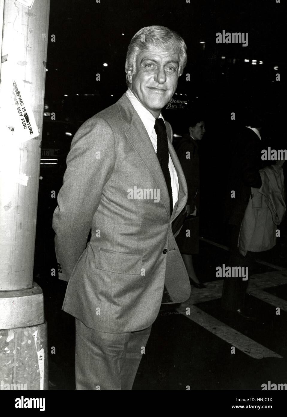 DICK VAN DYKE (EARLY 1980'S ) WALKING DOWN FIFTH AVENUE NEW YORK CITY