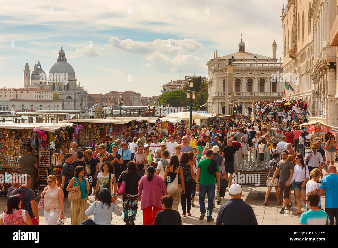 Группа туристов из италии. Turisti Италия. Население Италии 2022. Туристы в Венеции. Туристы в Риме.