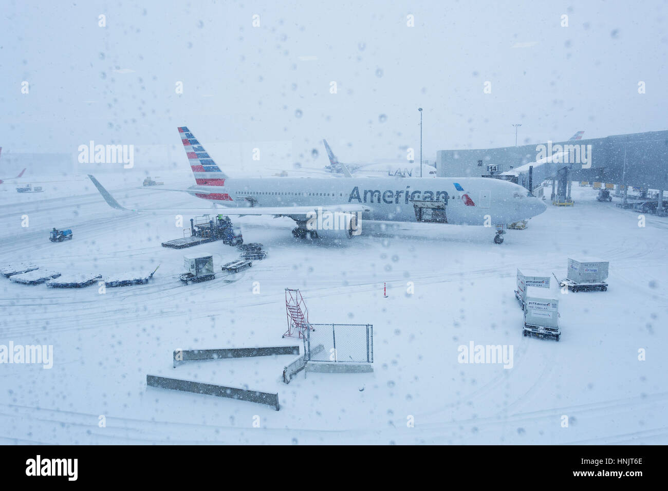 Snow airport hi-res stock photography and images - Alamy