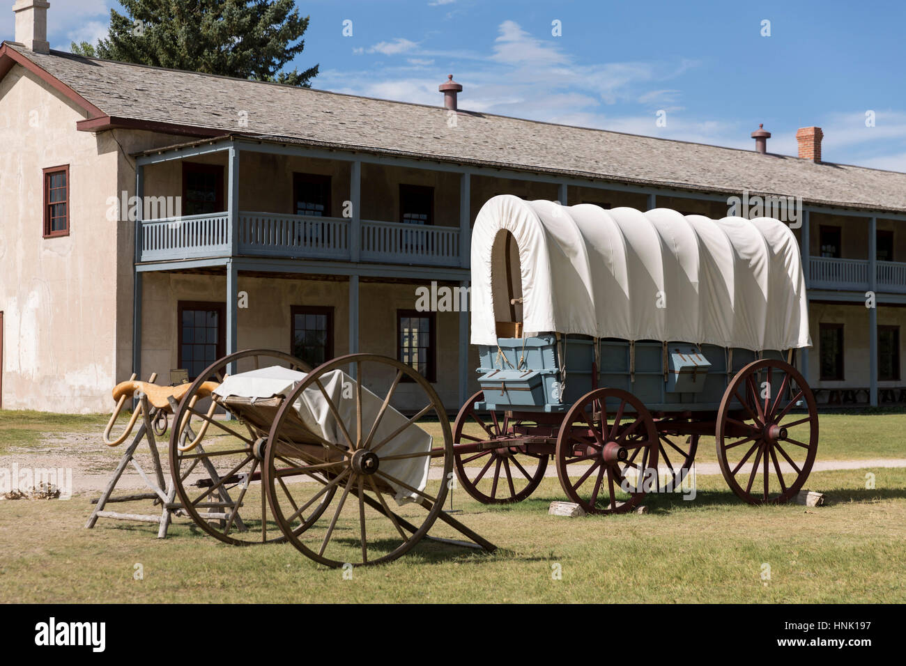 Western carriage in front of the cavalry Barracks. Sept, 2016. Fort Laramie, Wyoming, USA Stock Photo