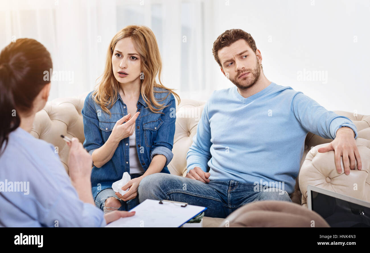 Друг и подруга. Скучная беседа. Человек с которым интересно общаться. Креативная команда. Коллектив людей.