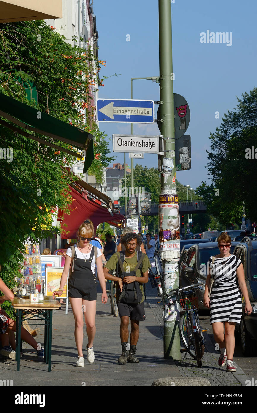 Straßenszene, Streetlife in der Oranienstraße, Flaniermeile und eine der buntesten Straßen Berlins, Szeneviertel, Szenekiez Kreuzberg, Berlin, Deutsch Stock Photo