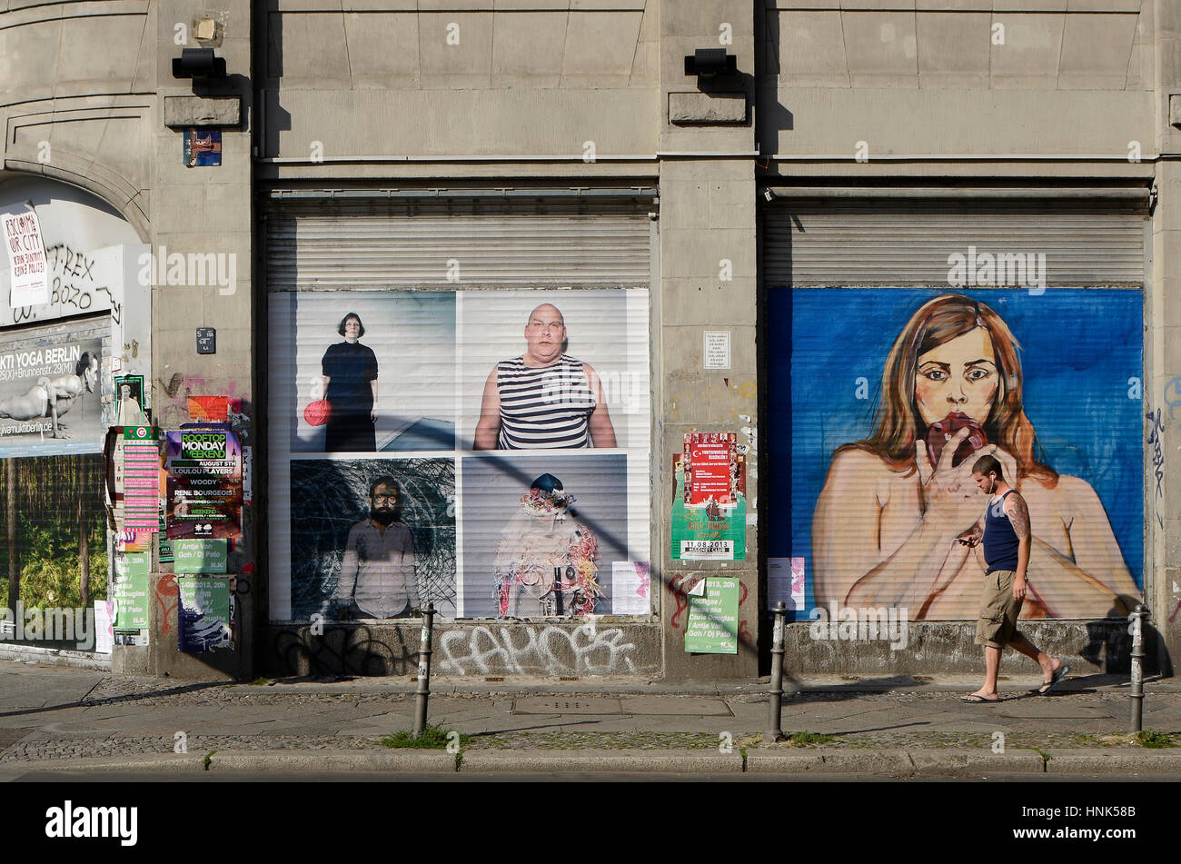 Plakatierte Rollläden  in der Oranienstraße, Flaniermeile und eine der buntesten Straßen Berlins, Szeneviertel, Szenekiez Kreuzberg, Berlin, Deutschla Stock Photo