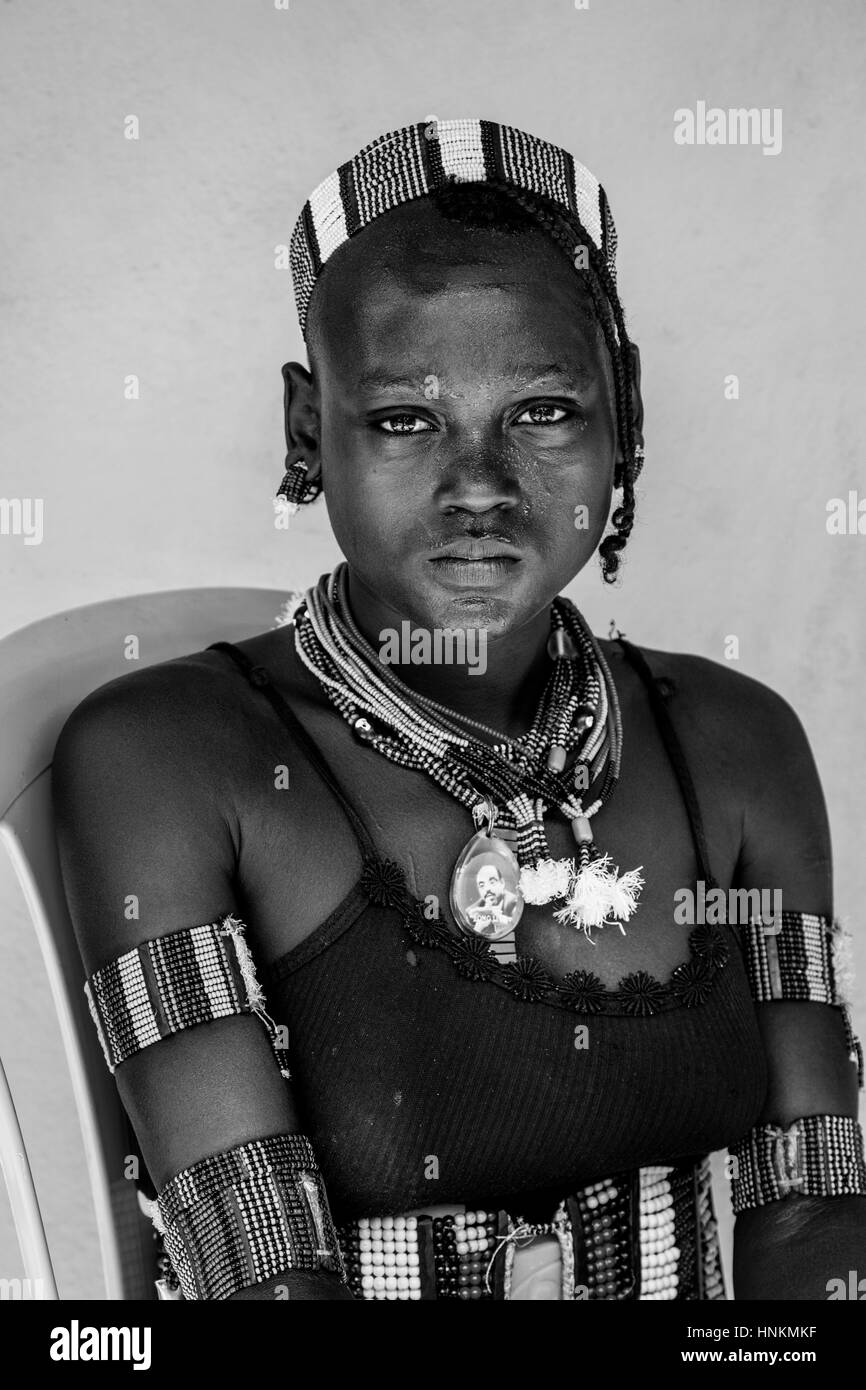 A Portrait Of A Young Hamer Tribeswoman At The Dimeka Saturday Market, Dimeka, Omo Valley, Ethiopia Stock Photo