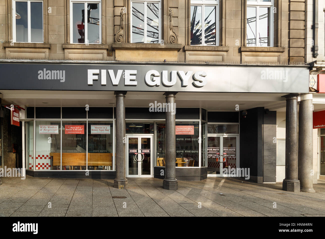 Five guys logo hi-res stock photography and images - Alamy