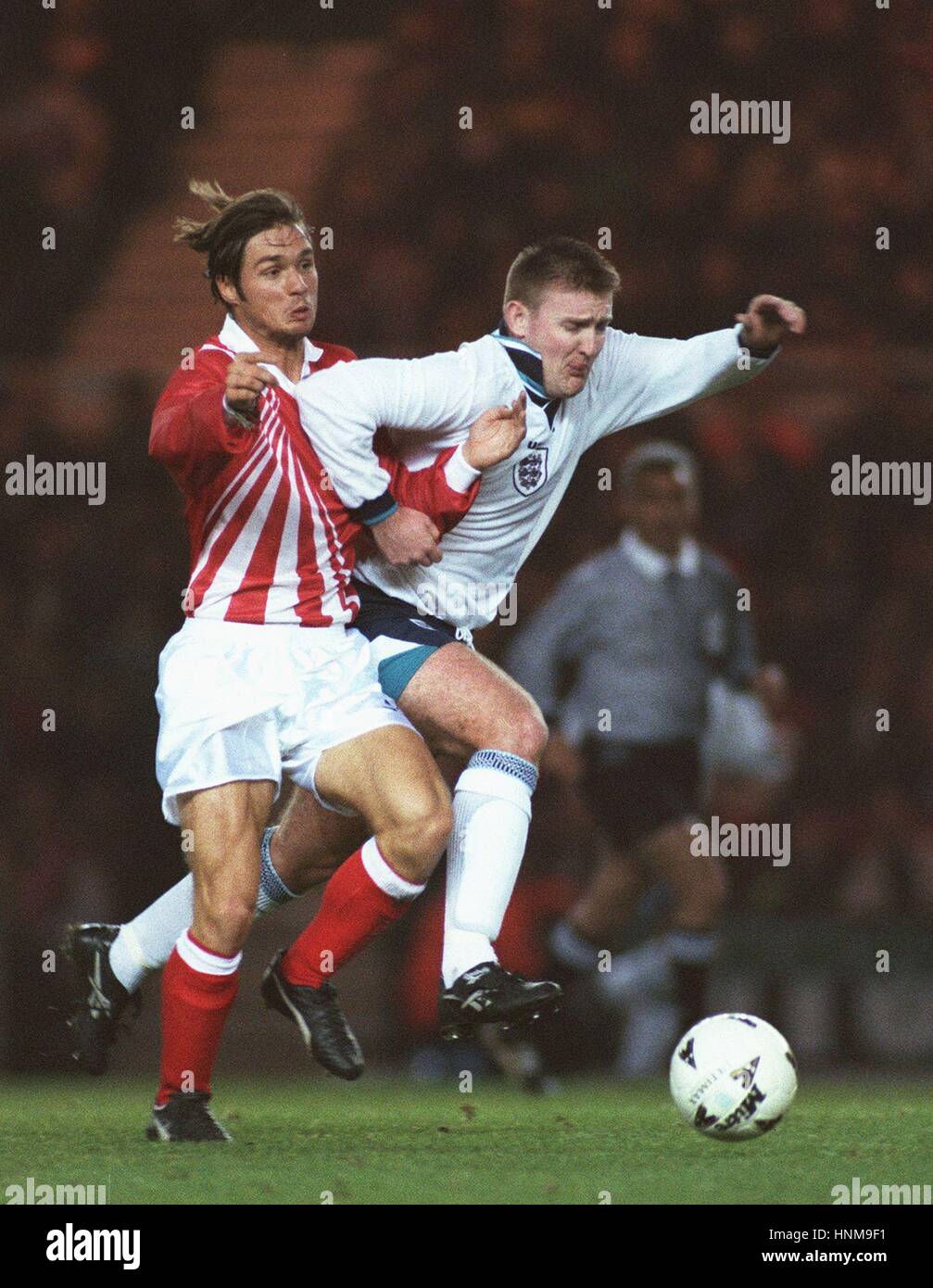 JAMIE POLLOCK & HARALD CERNY ENGLAND U21 V AUSTRIA U21 14 November 1995 Stock Photo