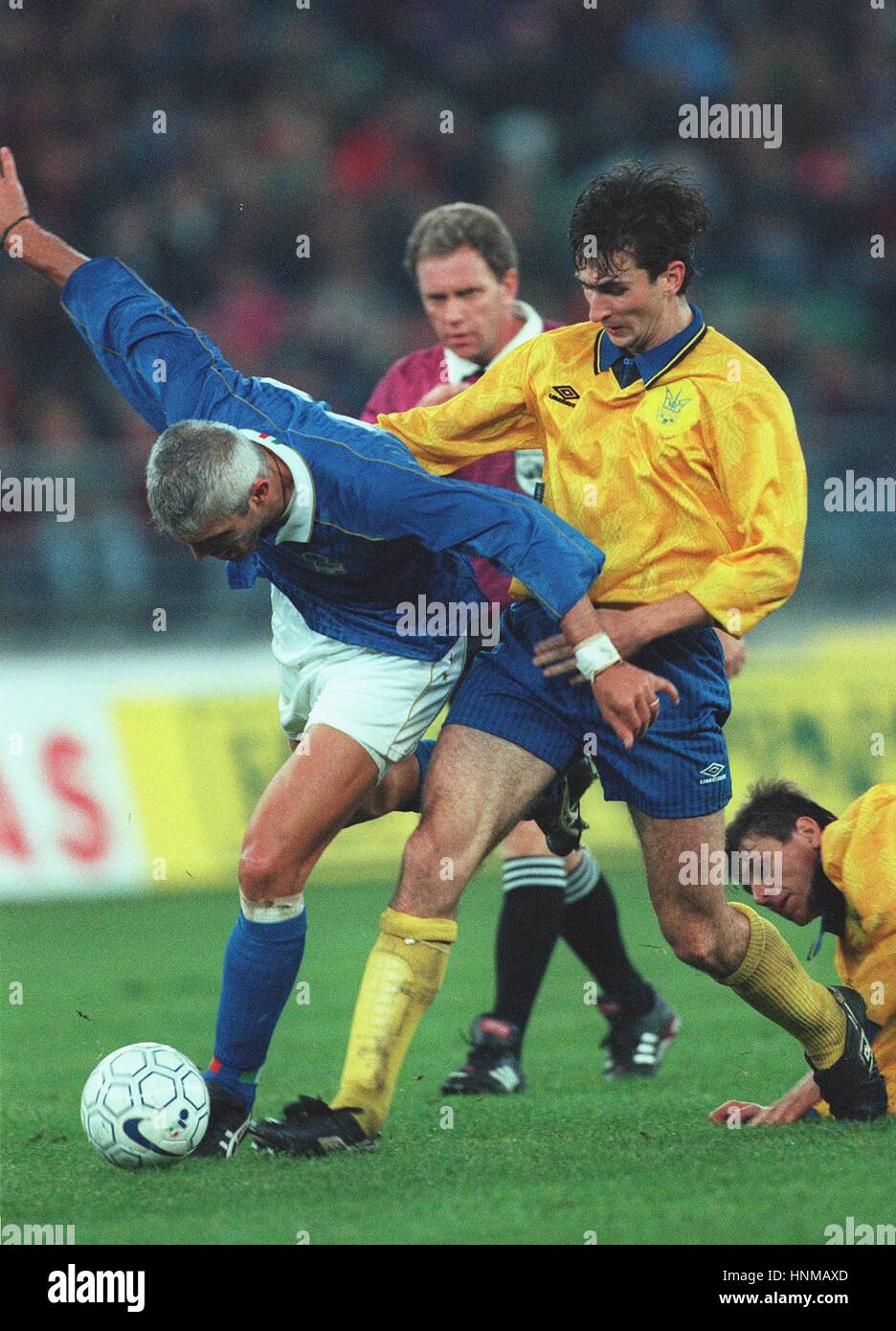 FABRIZIO RAVANELLI & SKRIPNIK ITALY V UKRAINE EURO 96 QUALI 19 December 1995 Stock Photo