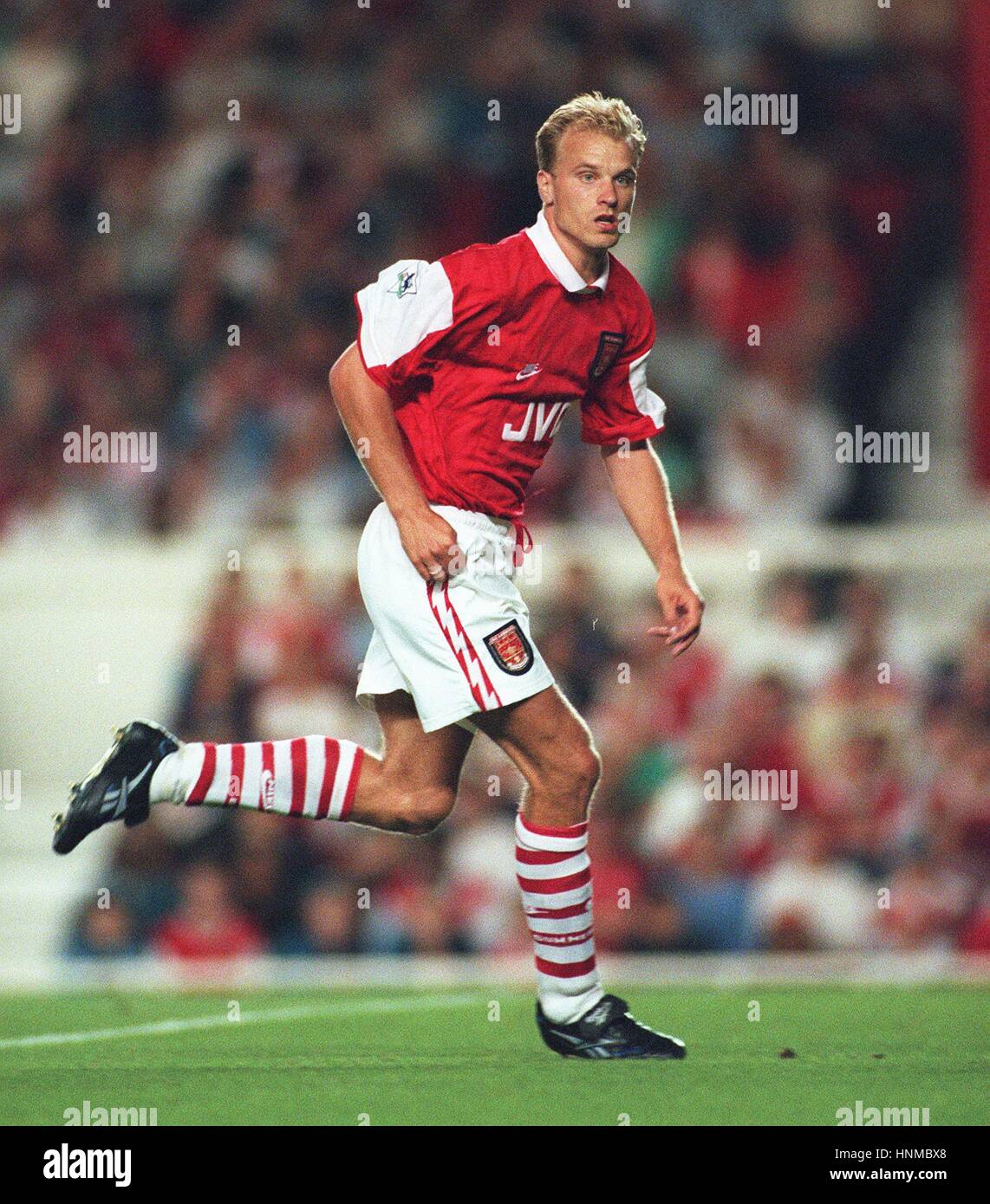 DENNIS BERGKAMP ARSENAL FC 11 August 1995 Stock Photo Alamy