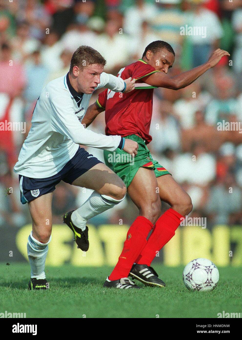 ALAN THOMPSON & ANDRADE ENGLAND U21 V PORTUGAL U21 05 September 1995 Stock Photo