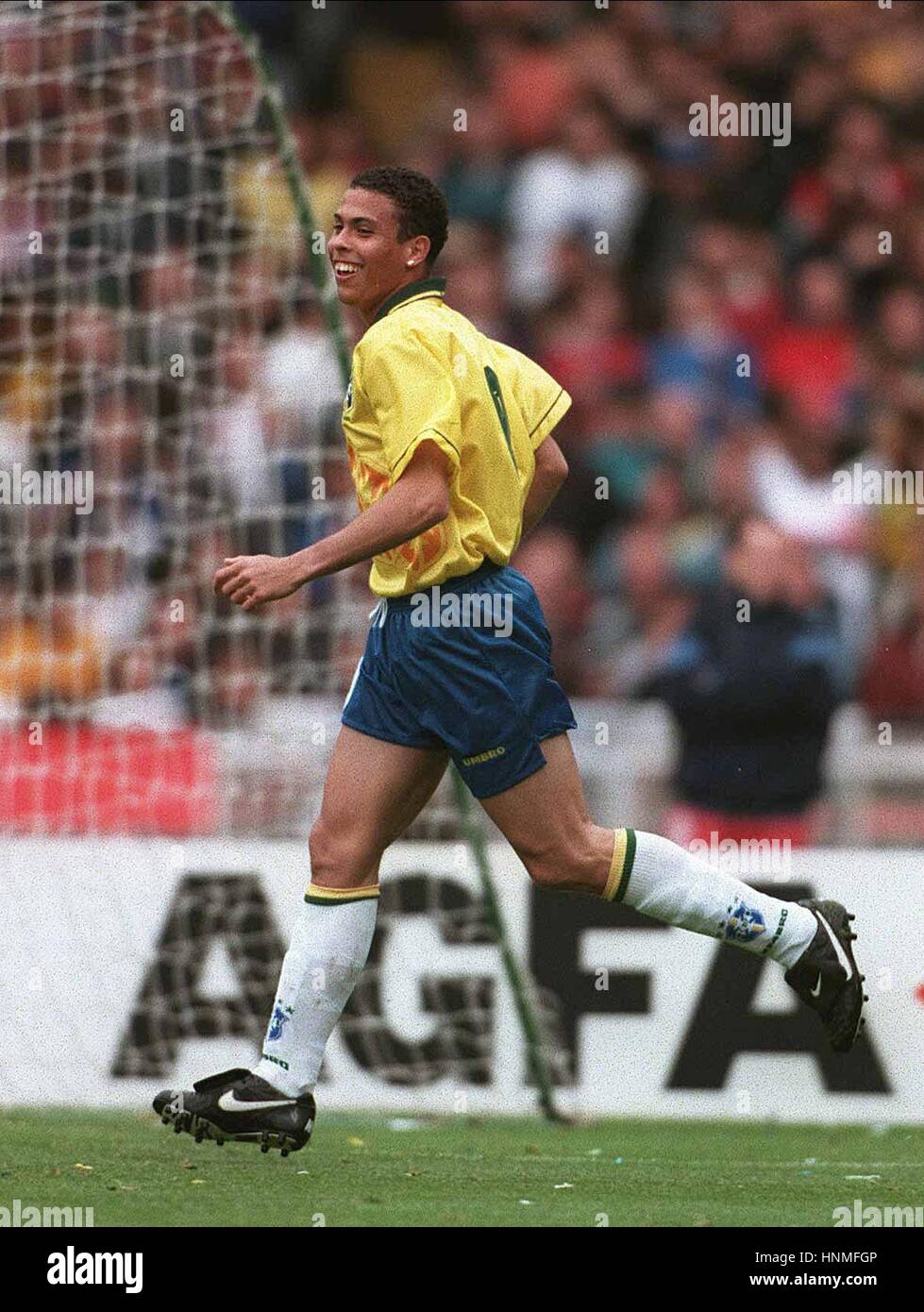 RONALDO ENGLAND V BRAZIL UMBRO CUP ENGLAND V BRAZIL UMBRO CUP 11 June 1995  Stock Photo - Alamy