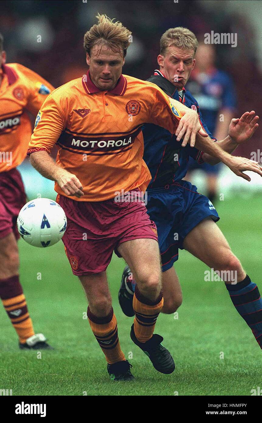 TOMMY COYNE ROBBIE MUSTOE MOTHERWELL V MOTHERWELL V MIDDLESBROUGH 12 August 1995 Stock Photo
