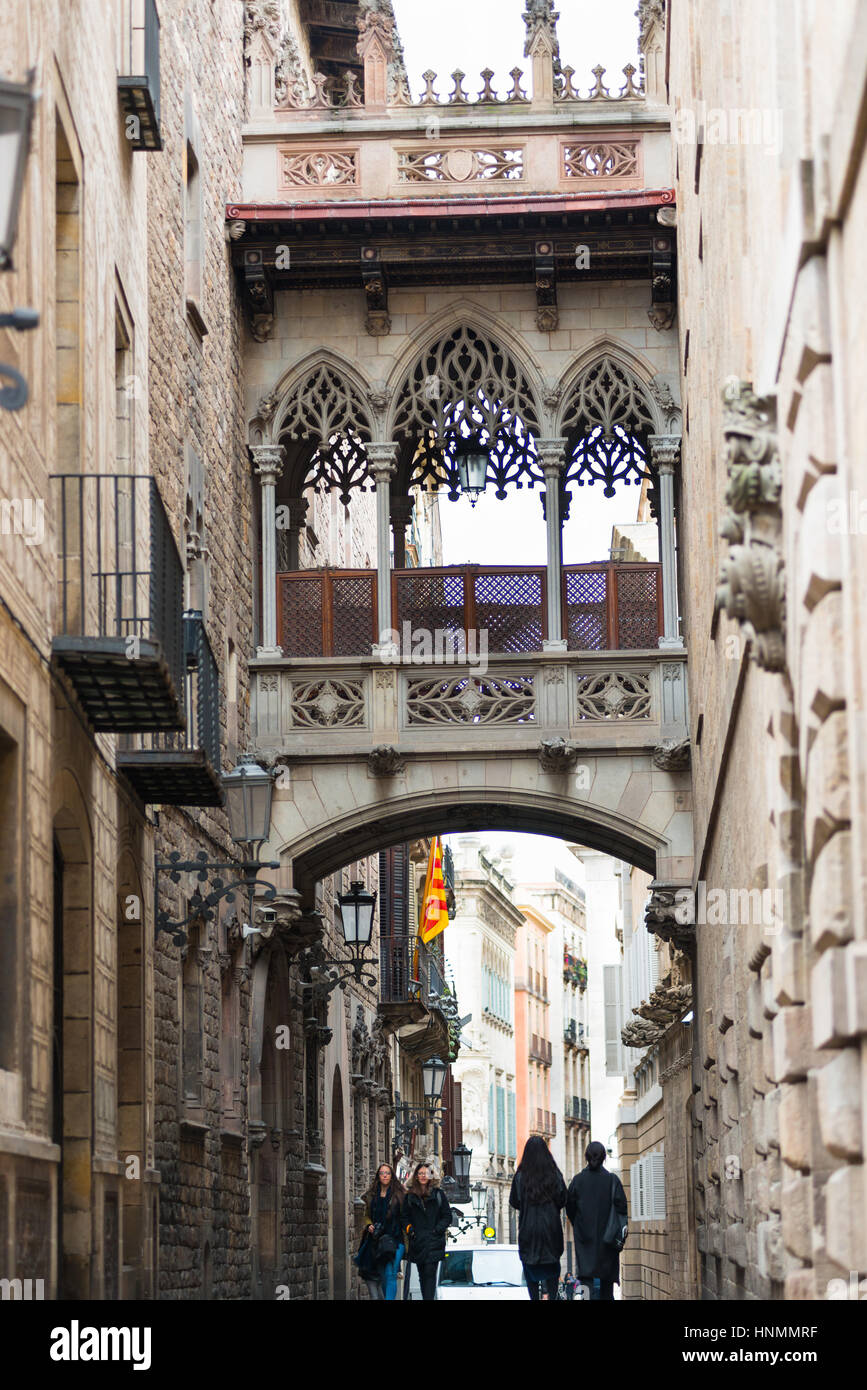 Barcelona's Bridge of Sighs, side facade of the Carrer del Bisbe, Gothic cathedral of La Catedral de la Santa Creu i Santa Stock Photo