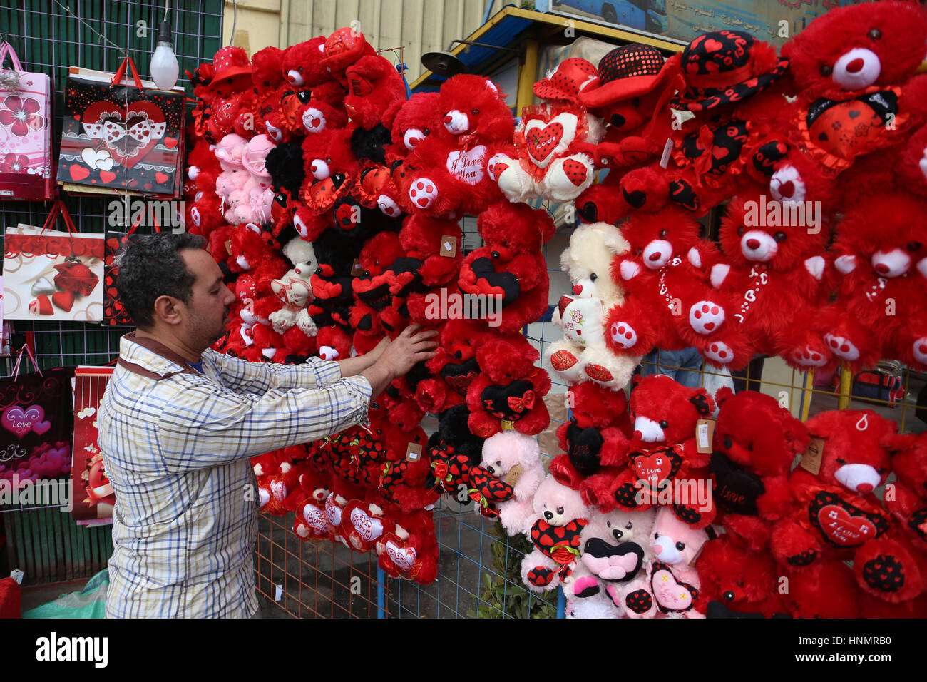 Cairo, Egypt. 14th Feb, 2017. A vendor arranges gifts at his flower
