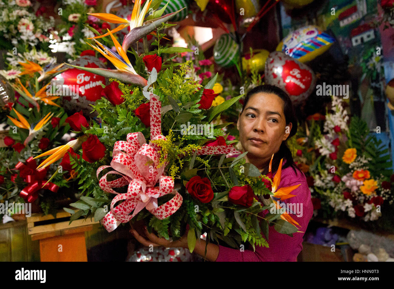 Tegucigalpa, Honduras. 14th Feb, 2017. A woman prepares flowers at a