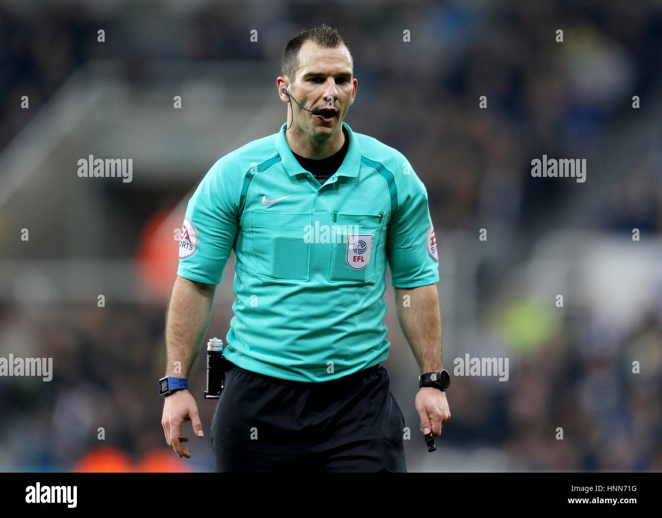 Maleri Regnjakke Græsse Match referee Tim Robinson Stock Photo - Alamy