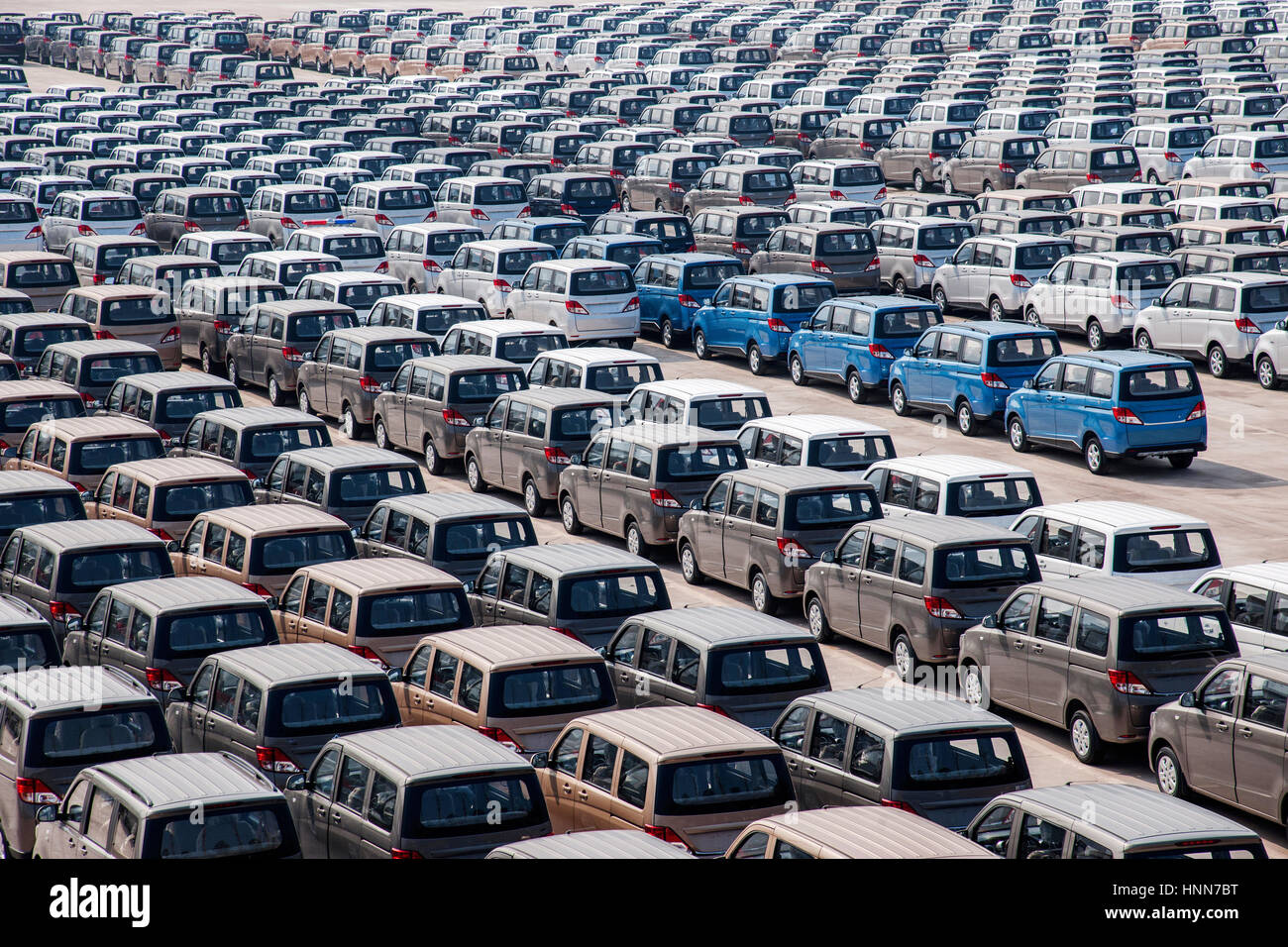 New car parking lot hi-res stock photography and images - Alamy