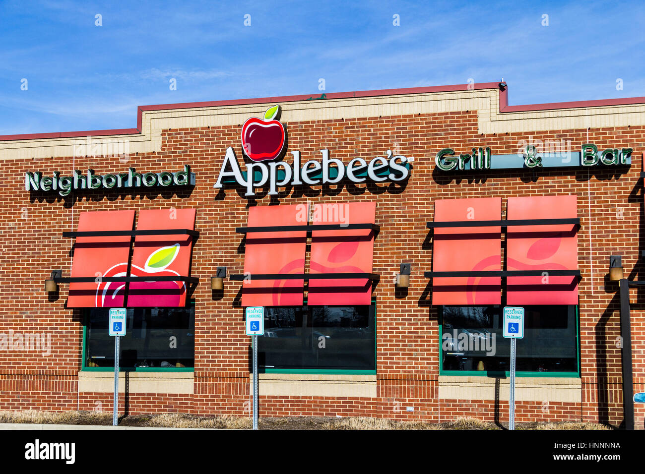 Indianapolis - Circa February 2017: Applebee's Neighborhood Grill and Bar Casual Restaurant. Applebee's is a subsidiary of DineEquity, Inc. I Stock Photo