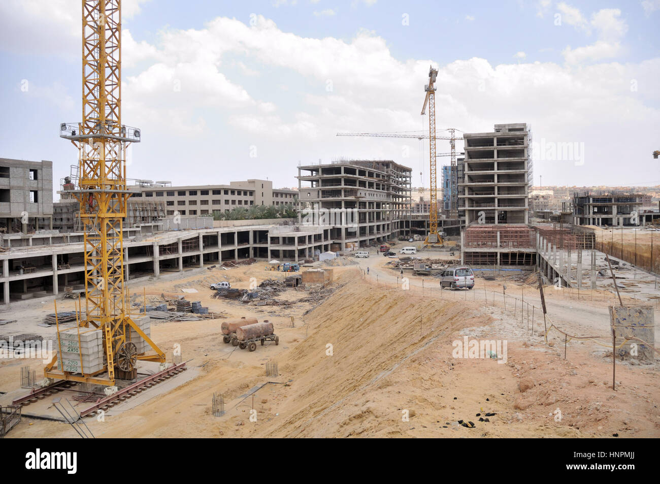 cairo-egypt-new-building-and-office-construction-in-the-6th-of-october-HNPMJJ.jpg