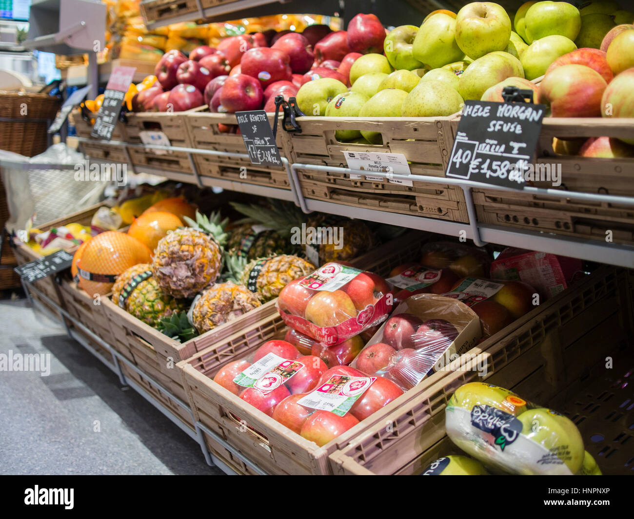 Carrefour hi-res stock photography and images - Page 5 - Alamy